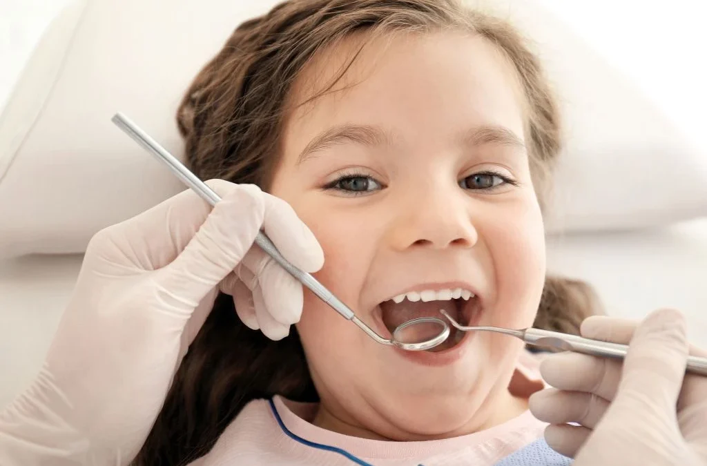 Primera visita al dentista infantil: cuándo hacerla y cómo preparar a tu hijo